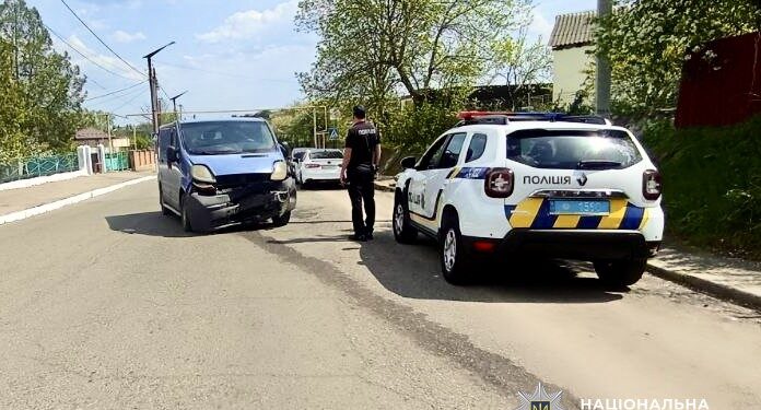 У Первомайську ЗАЗ влетів в припаркований мікроавтобус, пасажирка в лікарні (ФОТО)