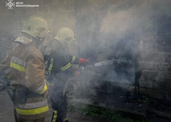 У Миколаєві зранку горіла прибудова до складського приміщення (ФОТО)