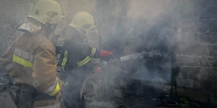 У Миколаєві зранку горіла прибудова до складського приміщення (ФОТО)