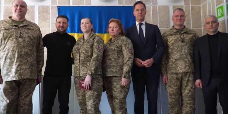 Зеленський і Рютте відвідали шпиталь, відзначили бойових медиків, які рятували життя на Херсонщині, Харківщині, Миколаївщині (ВІДЕО)