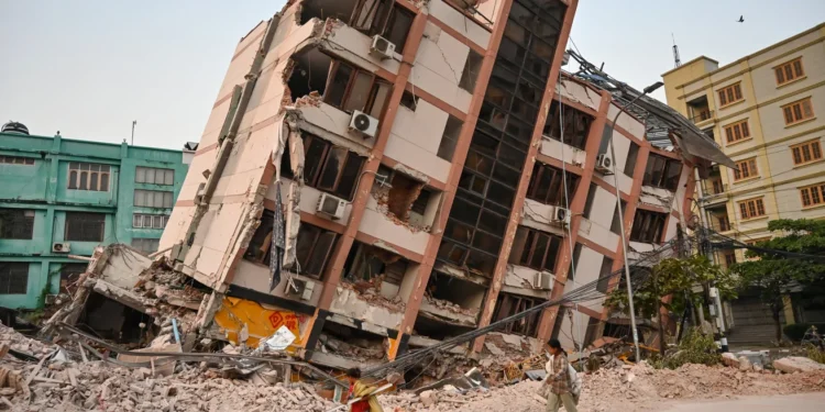 У М’янмі через 5 днів після жахливого землетрусу знайшли під завалами живих людей (ВІДЕО)