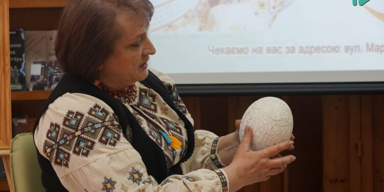 Біле по білому і тризуб як сокіл – «Віршовані писанки» миколаївської майстрині Тетяни Ульянкіної (ФОТО)