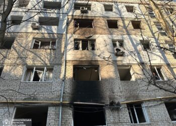 У Миколаєві багатоповерхівка, яка постраждала внаслідок обстрілу, вже тиждень сидить без газу через управляючу компанію (ОНОВЛЕНО)