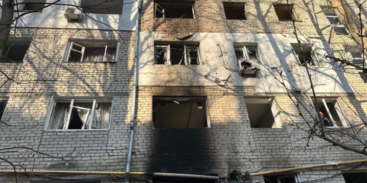 У Миколаєві багатоповерхівка, яка постраждала внаслідок обстрілу, вже тиждень сидить без газу через управляючу компанію (ОНОВЛЕНО)