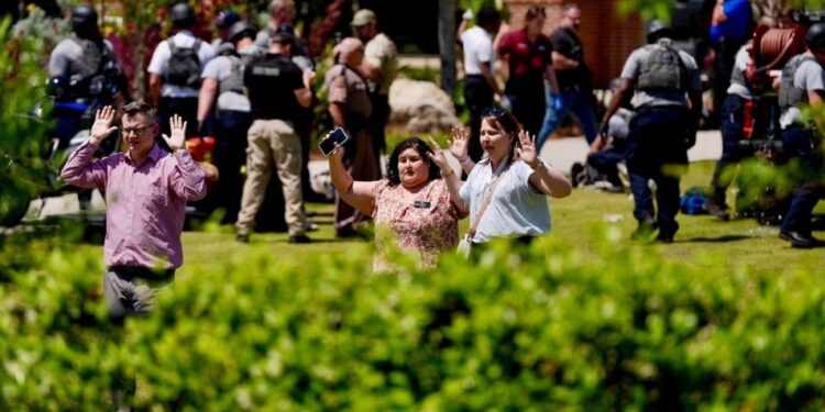 У США біля студентського центру вбито 2 та поранено 6 людей. Стрілець – син заступниці шерифа (ФОТО, ВІДЕО)