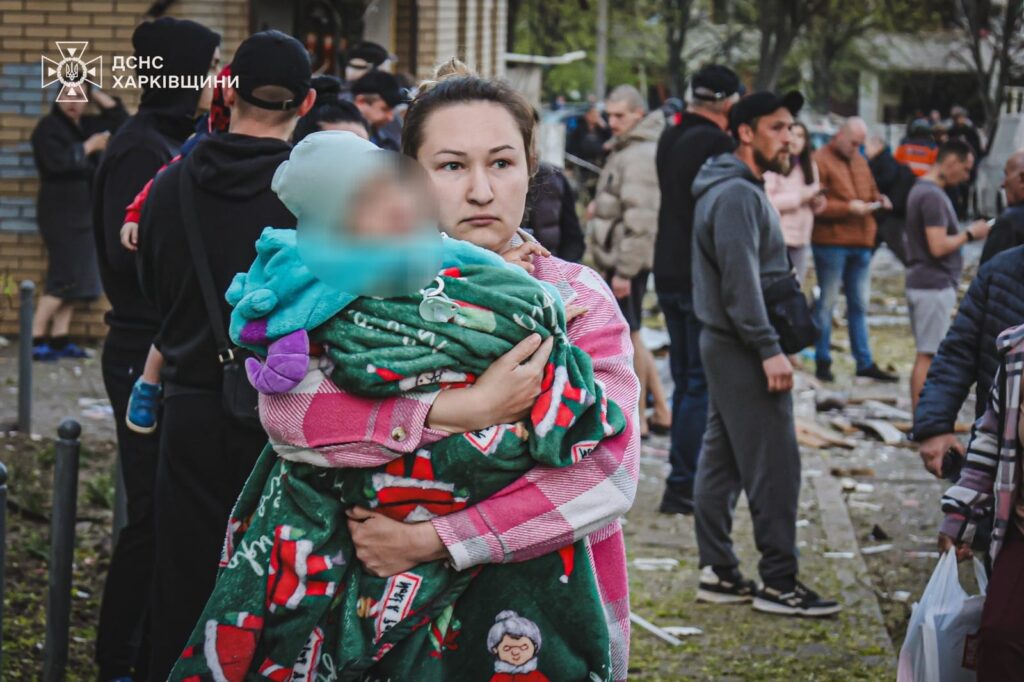 Рятувальники ліквідовують наслідки ранкового удару по Харкову. Одна людина загинула, 57 постраждало, зокрема 5 дітей (ФОТО, ВІДЕО) 1