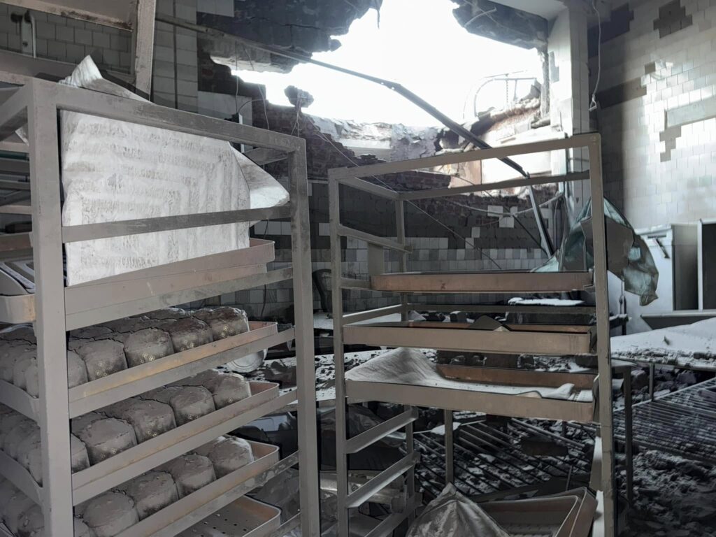 Росіяни вдарили по цеху у Сумах, де випікались паски, - одна людина загинула, одна постраждала (ФОТО) 3 Росіяни вдарили по цеху у Сумах, де випікались паски, - одна людина загинула, одна постраждала (ФОТО) 2