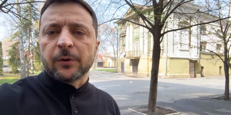 «Дійсно важливо робити все, щоб зберігалися зв’язки ветеранів з їхніми підрозділами, з побратимами, загалом із Силами оборони» – Зеленський (ВІДЕО)