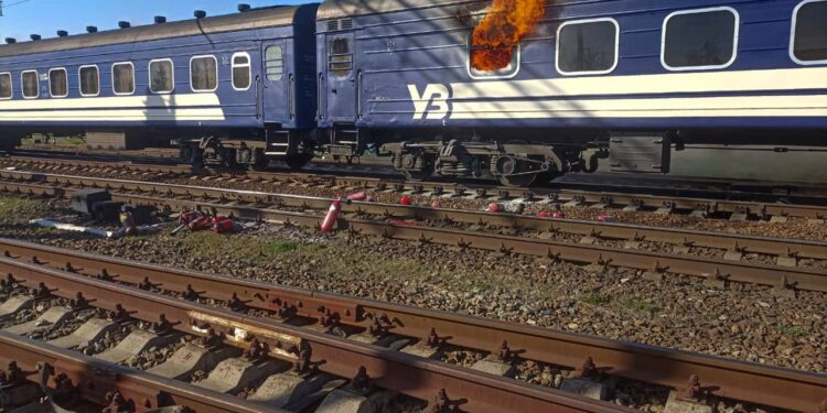 Під час руху загорівся поїзд Суми-Київ, загинув провідник (ФОТО)