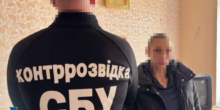 На заході України затримали агентку гру рф, яка готувала атаки рашистів по аеродромах ЗСУ (ФОТО)