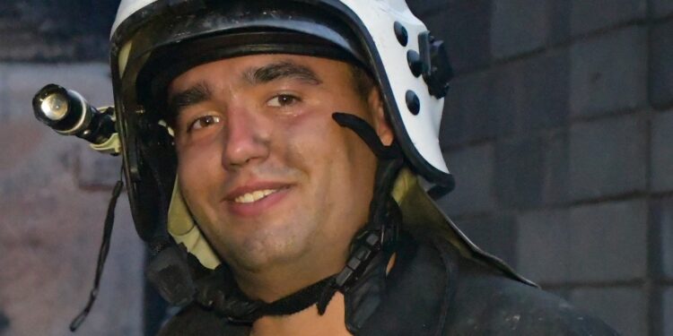 На Миколаївщині у Великдень рятувальник Михайло Опирайло врятував літнє подружжя з палаючого будинку