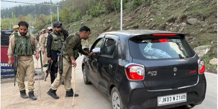 В Індії невідомі відкрили вогонь по туристах – вбили більше 20 людей (ФОТО)