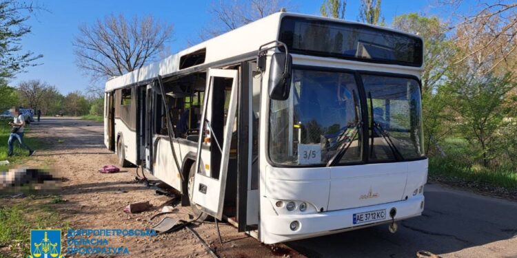 Кількість постраждалих у Марганці внаслідок російської дронової атаки автобусу зросла до 43