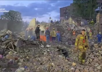 Зеленський скасовує частину візиту до ПАР і негайно повертається в Україну після сьогоднішньої масованої російської атаки (ВІДЕО)
