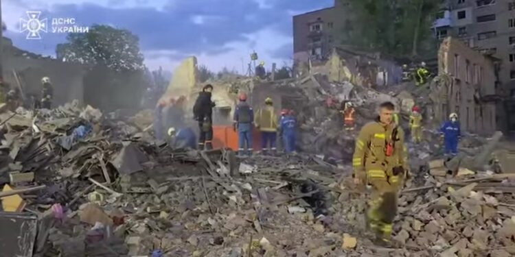 Зеленський скасовує частину візиту до ПАР і негайно повертається в Україну після сьогоднішньої масованої російської атаки (ВІДЕО)