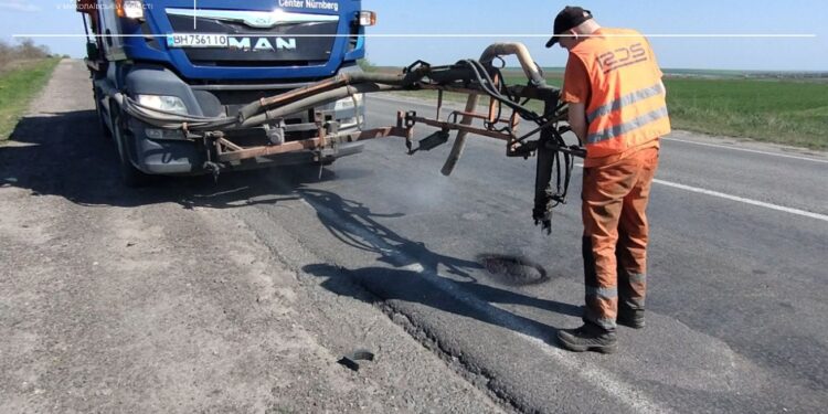 На дорогах Миколаївщини розпочали ямковий ремонт (ФОТО)
