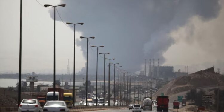 В Ірані в порту стався потужний вибух і пожежа, постраждало близько 300 людей (ФОТО, ВІДЕО)