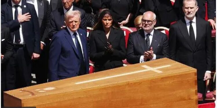 Трамп і костюмна карма – саме його найбільше шпиняють за порушення дрес-коду на папському похороні (ФОТО)