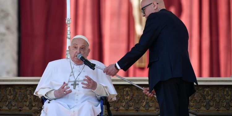 Папа Римський з’явився на публіці – перейшов через Святі Двері та сповідався (ФОТО)