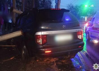 У Миколаєві затриманий водій кросовера, який вʼїхав у зупинку і важко травмував жінку