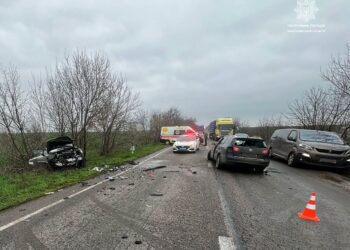 На Миколаївщині на Одеській трасі ДТП за участю Lexus і Volkswagen, рух ускладнений (ВІДЕО)