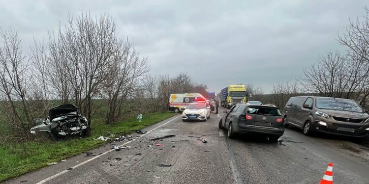 На Миколаївщині на Одеській трасі ДТП за участю Lexus і Volkswagen, рух ускладнений (ВІДЕО)