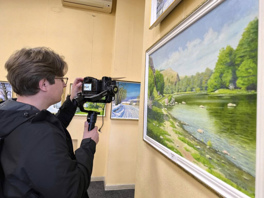 Нова виставка. Миколаївцям представили кольоровий світ Віктора Хізниченка (ФОТО) 23 Нова виставка. Миколаївцям представили кольоровий світ Віктора Хізниченка (ФОТО) 22