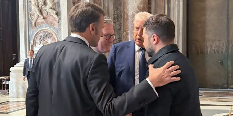 Журналісти по губах розшифрували розмову Трампа і Зеленського у Ватикані