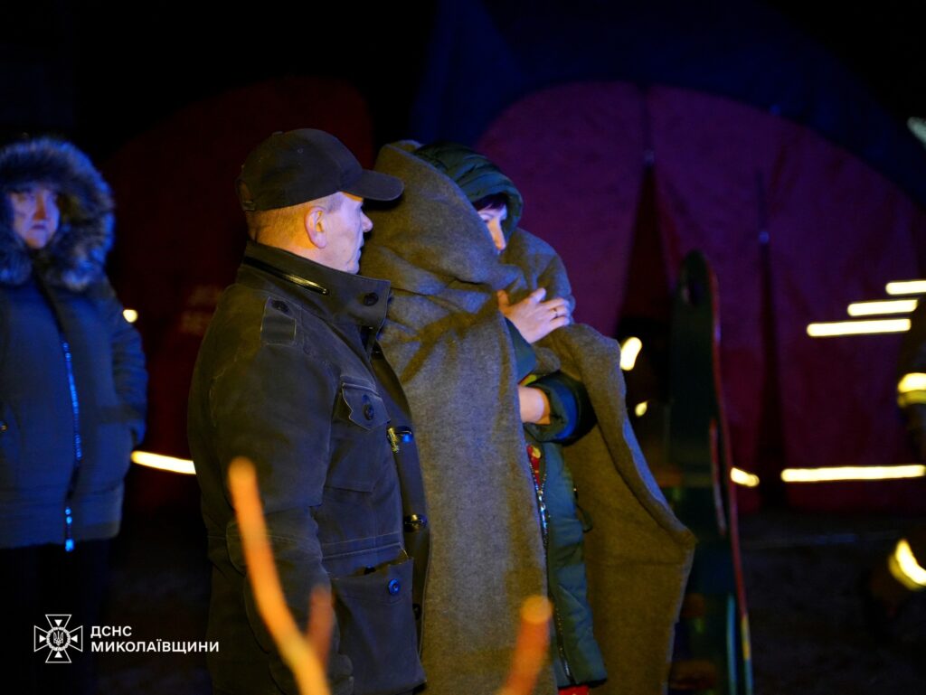 Рятувальники показали, як ліквідовували наслідки дронової атаки на Миколаїв (ФОТО, ВІДЕО) 23 Рятувальники показали, як ліквідовували наслідки дронової атаки на Миколаїв (ФОТО, ВІДЕО) 22