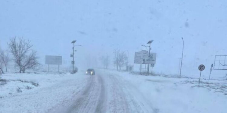 Непогода на Миколаївщині. Кім стверджує, що дороги чистять (ФОТО)