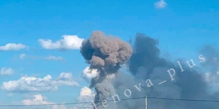 У РФ горить і вибухає один з найбільших складів БК (ВІДЕО)