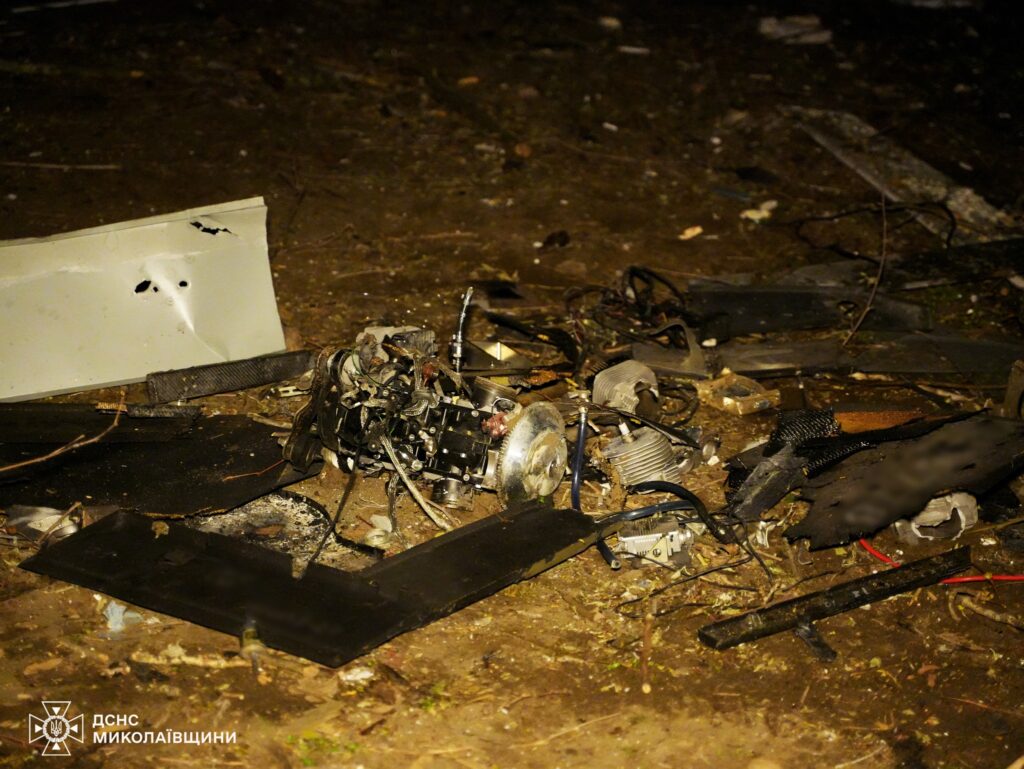 Рятувальники показали, як ліквідовували наслідки дронової атаки на Миколаїв (ФОТО, ВІДЕО) 25 Рятувальники показали, як ліквідовували наслідки дронової атаки на Миколаїв (ФОТО, ВІДЕО) 24