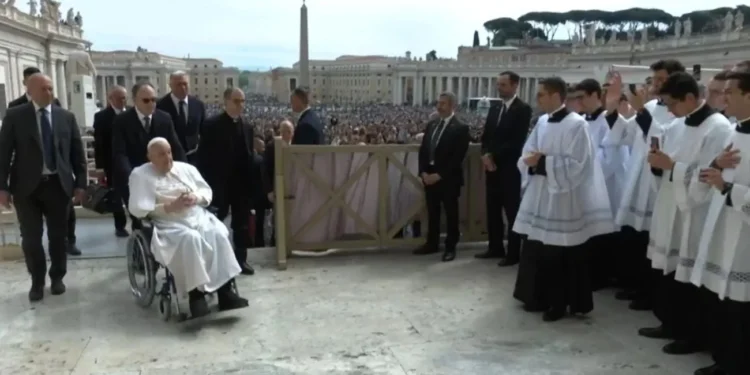 Папа Франциск здивував вірян несподіваною появою на площі Святого Петра  (ФОТО)