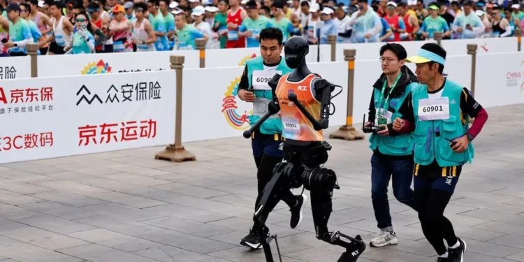 Понад 20 роботів вперше пробігли напівмарафон у Пекіні разом з людьми