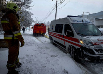 Чотири «швидких» та 16 різних автівок – стільки рятувальники Миколаївщини звільнили із снігових заметів (ФОТО, ВІДЕО)