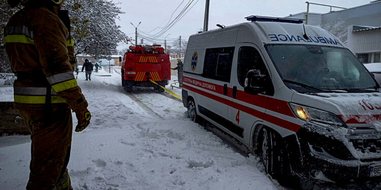 Чотири «швидких» та 16 різних автівок – стільки рятувальники Миколаївщини звільнили із снігових заметів (ФОТО, ВІДЕО)