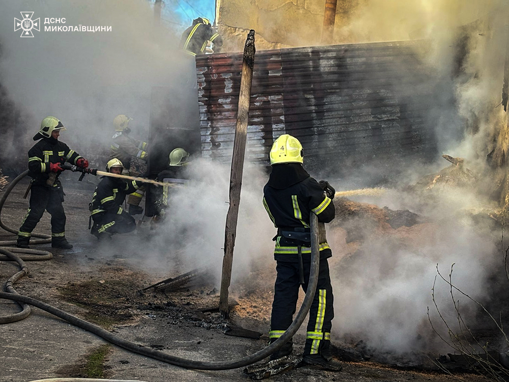У Миколаєві зранку горіла прибудова до складського приміщення (ФОТО) 3 У Миколаєві зранку горіла прибудова до складського приміщення (ФОТО) 2