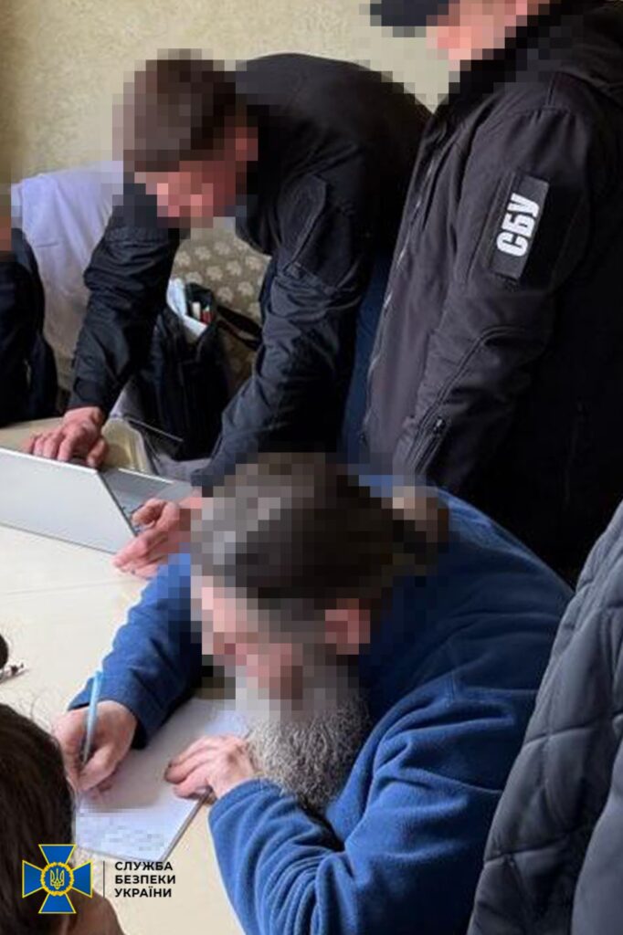 СБУ та Нацполіція викрили настоятеля храму УПЦ (МП), який відібрав храм у громади і пожертвував його собі (ФОТО) 5 СБУ та Нацполіція викрили настоятеля храму УПЦ (МП), який відібрав храм у громади і пожертвував його собі (ФОТО) 4