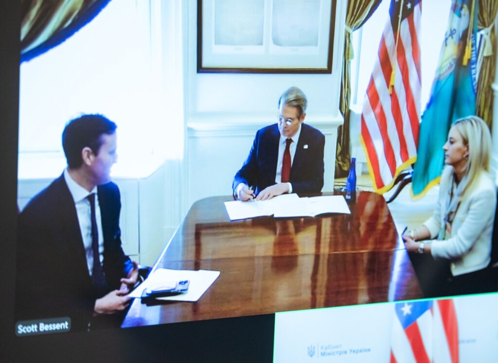 Україна онлайн підписала з США меморандум щодо угоди про корисні копалини – Свириденко (ФОТО) 3 Україна онлайн підписала з США меморандум щодо угоди про корисні копалини – Свириденко (ФОТО) 2