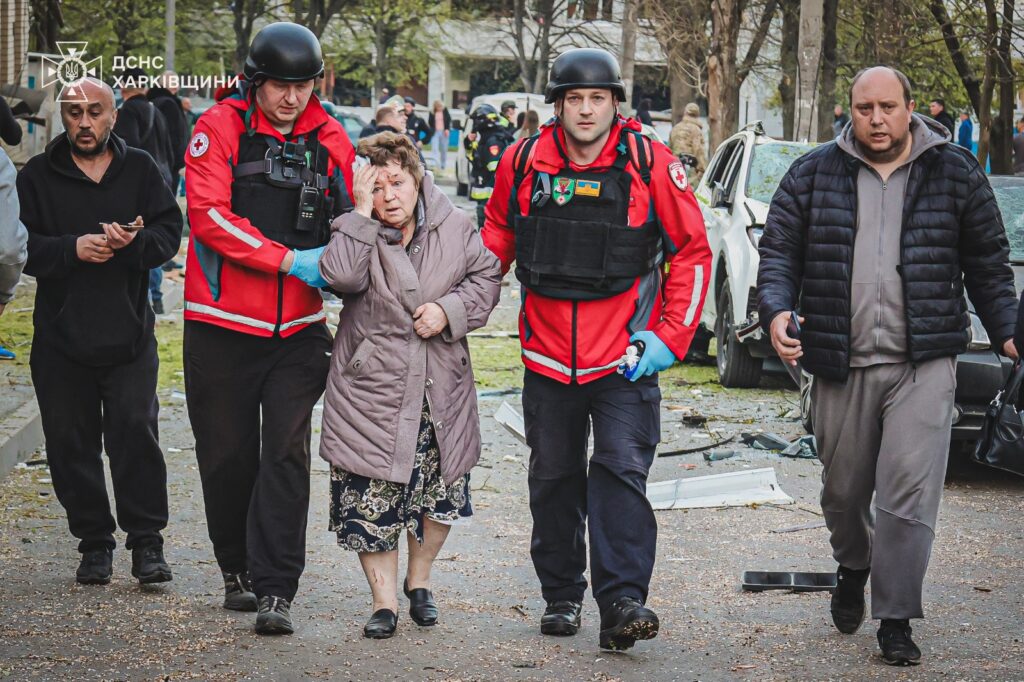 Рятувальники ліквідовують наслідки ранкового удару по Харкову. Одна людина загинула, 57 постраждало, зокрема 5 дітей (ФОТО, ВІДЕО) 3