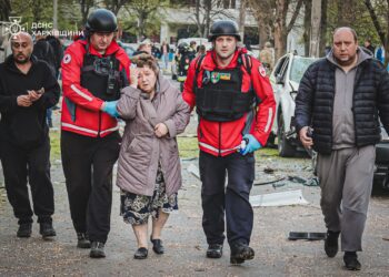 Рятувальники ліквідовують наслідки ранкового удару по Харкову. Одна людина загинула, 57 постраждало, зокрема 5 дітей (ФОТО, ВІДЕО)