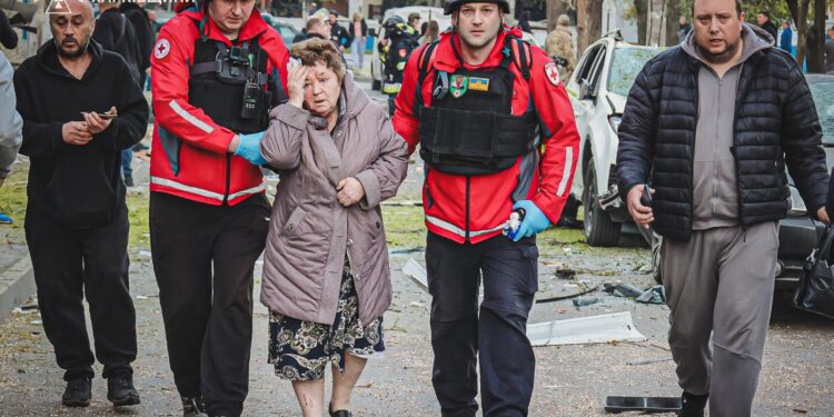 Рятувальники ліквідовують наслідки ранкового удару по Харкову. Одна людина загинула, 57 постраждало, зокрема 5 дітей (ФОТО, ВІДЕО)