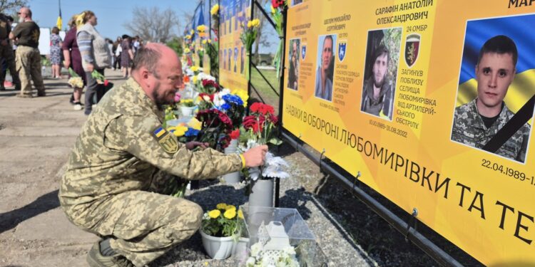 У селі Любомирівка на Миколаївщині Алею Слави доповнили 45 портретами полеглих у 2022 році воїнів (ФОТО)