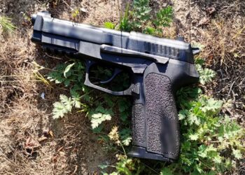 У Миколаєві на дитячому майданчику п’яний чоловік показував пістолет (ФОТО)