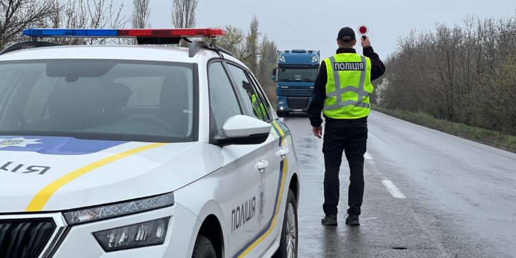 На дорозі Н-11 «Миколаїв-Дніпро» після вчорашньої ДТП неподалік Баштанки досі ускладнено рух (ФОТО)
