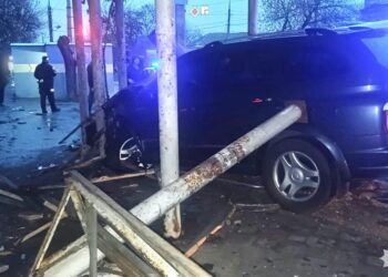 У Миколаєві позашляховик в’їхав у зупинку – постраждала літня жінка (ФОТО)