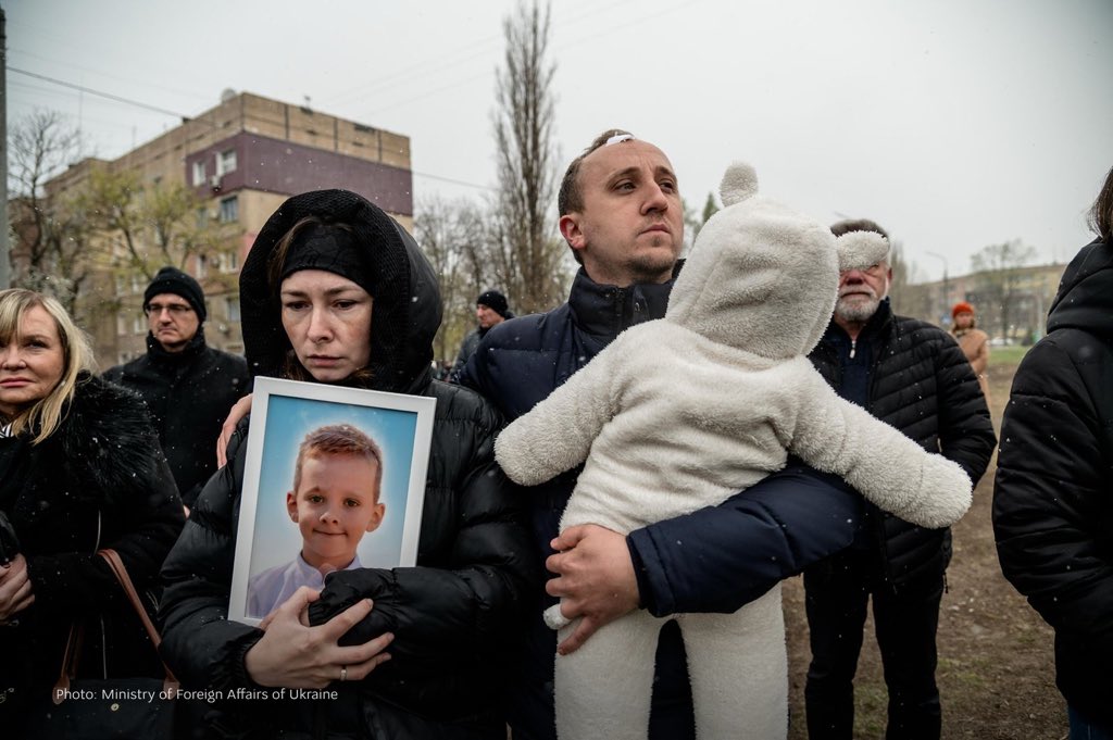 Представники 32 дипмісій в Україні відвідали місце вбивства росією дітей у Кривому Розі (ФОТО) 5 Представники 32 дипмісій в Україні відвідали місце вбивства росією дітей у Кривому Розі (ФОТО) 4