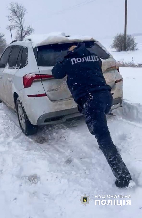 Миколаївська поліція допомагає витягати авто із снігу, в ОВА визнають, що найгірше - на Криворізькому напрямі (ФОТО) 5 Миколаївська поліція допомагає витягати авто із снігу, в ОВА визнають, що найгірше - на Криворізькому напрямі (ФОТО) 4