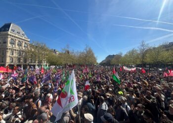 У Парижі пройшли одразу 3 мітинги – за Ле Пен, проти Ле Пен і за Макрона (ФОТО, ВІДЕО)