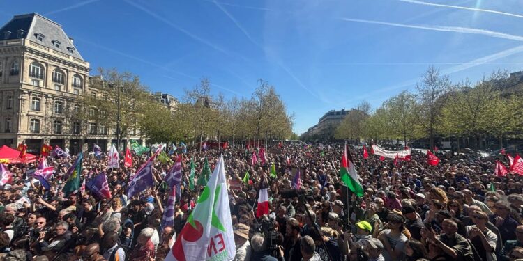 У Парижі пройшли одразу 3 мітинги – за Ле Пен, проти Ле Пен і за Макрона (ФОТО, ВІДЕО)